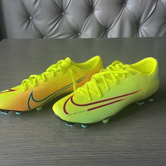 Brand new Men’s Nike Soccer Cleats - Picture 4 of 4